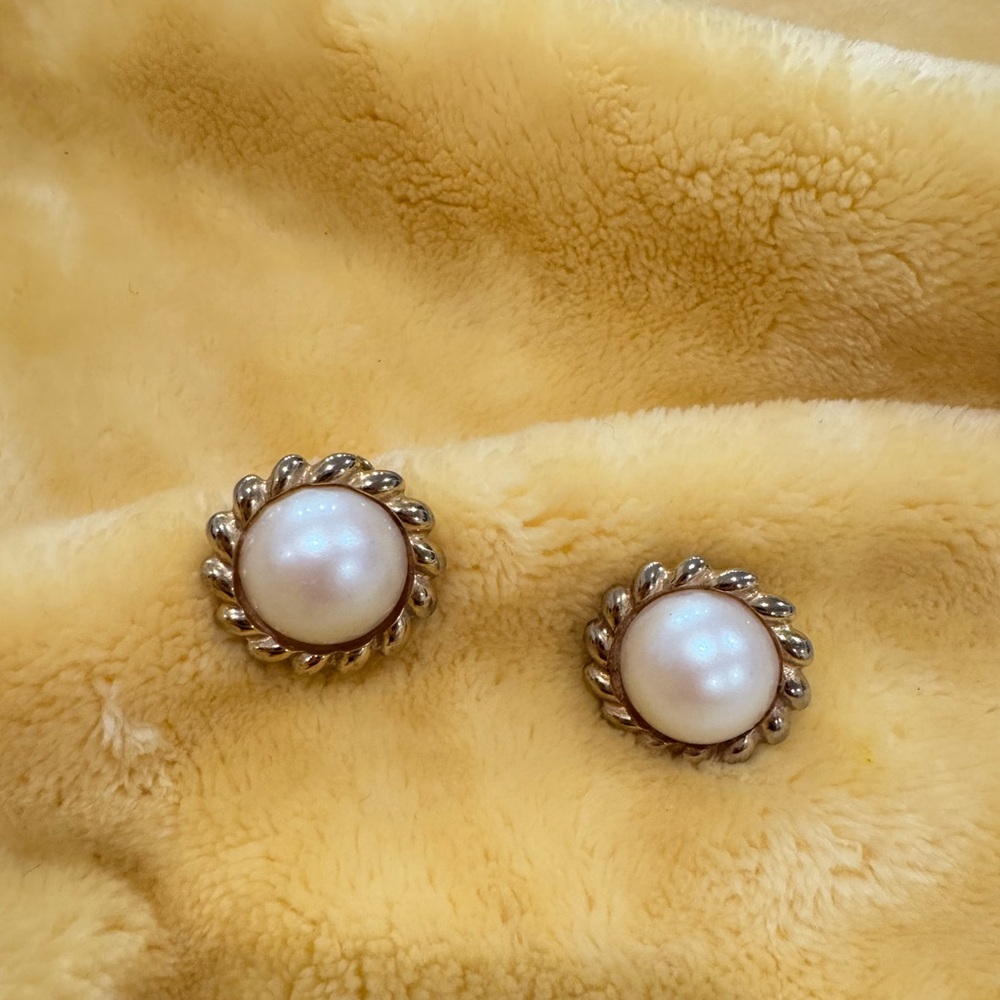 Vintage pearly earrings